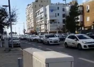 فيديو: سائقو سيارات الأجرة ينظمون مسيرة احتجاجية جنوب يافا 